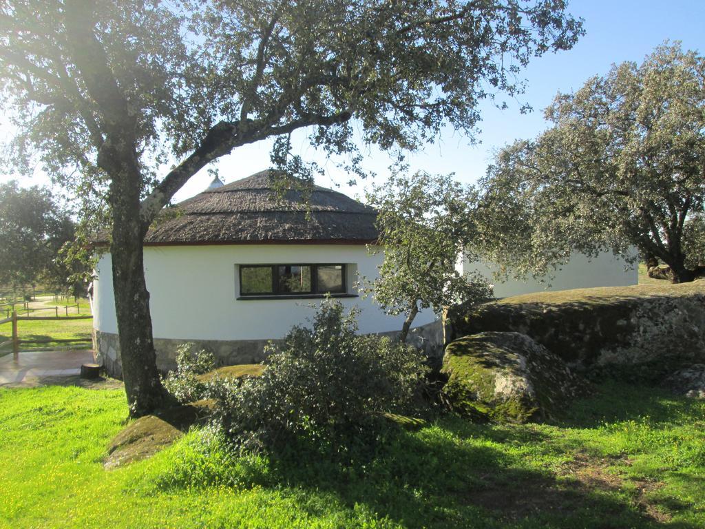 CHOZOS de la DEHESA Aparthotel La Roca de la Sierra Exterior foto