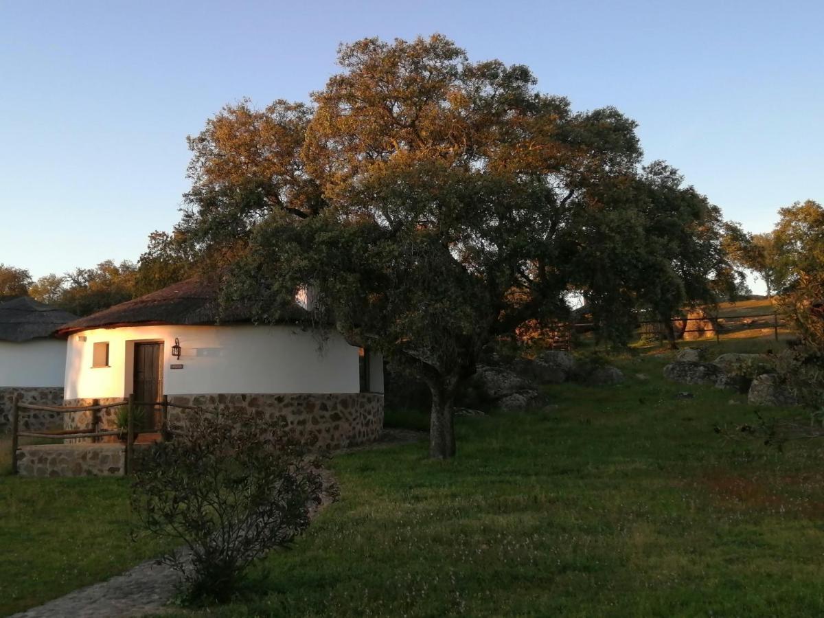 CHOZOS de la DEHESA Aparthotel La Roca de la Sierra Exterior foto